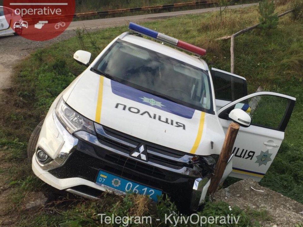 Полиция разбила очередной автомобиль, задерживая нарушителей (ФОТО)
