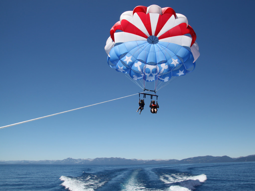 Владельцы аттракциона сбежали: В Черном море туристы на парашюте влетели в линию электропередач (ВИДЕО)