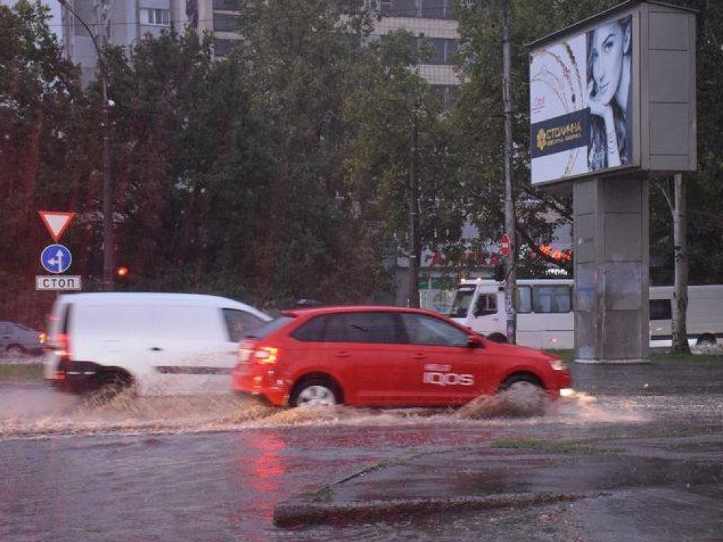 Улицы Николаева затопило мощным ливнем (ФОТО, ВИДЕО)