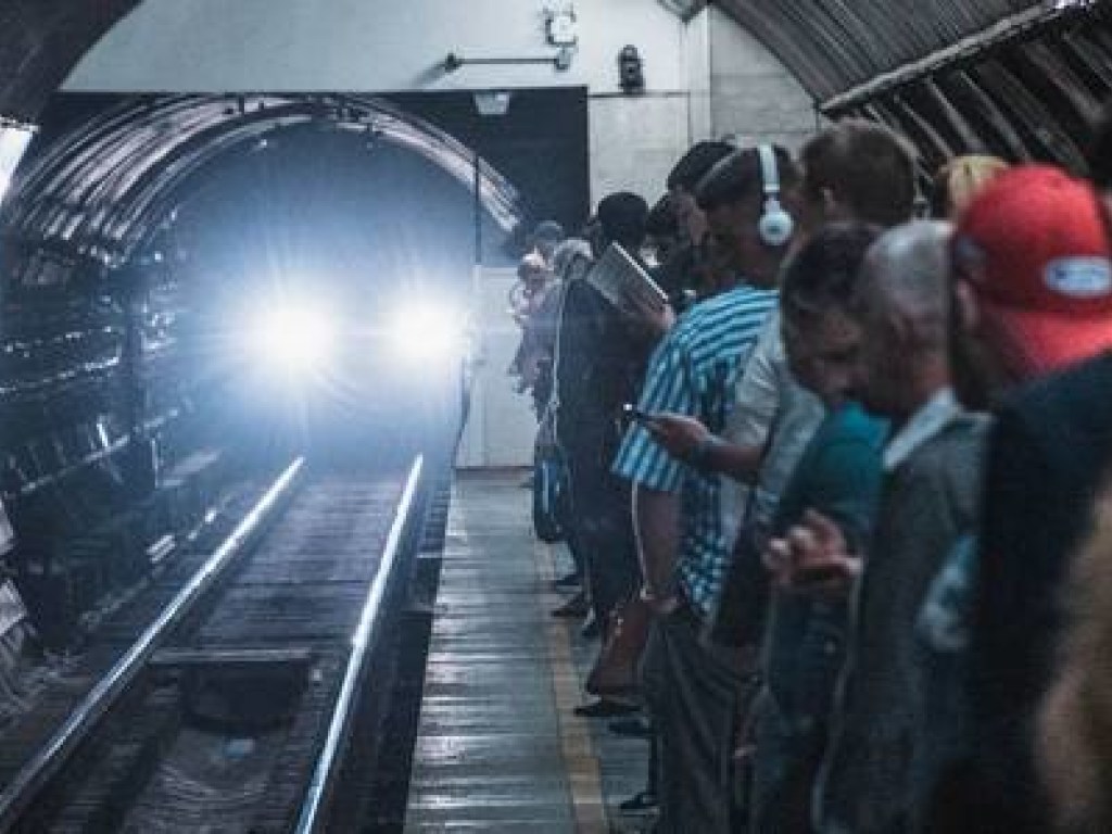 Из-за упавшего на рельсы человека в Киеве сбился график работы красной ветки метро