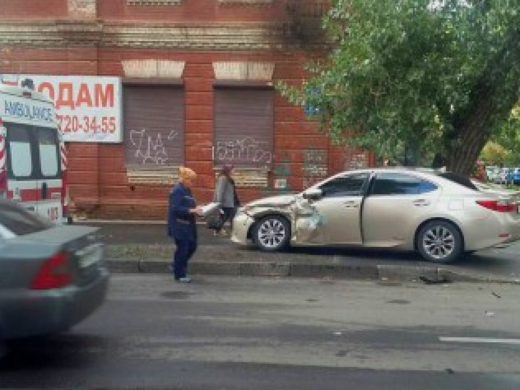 В центре Харькова столкнулись Lexus и Volkswagen