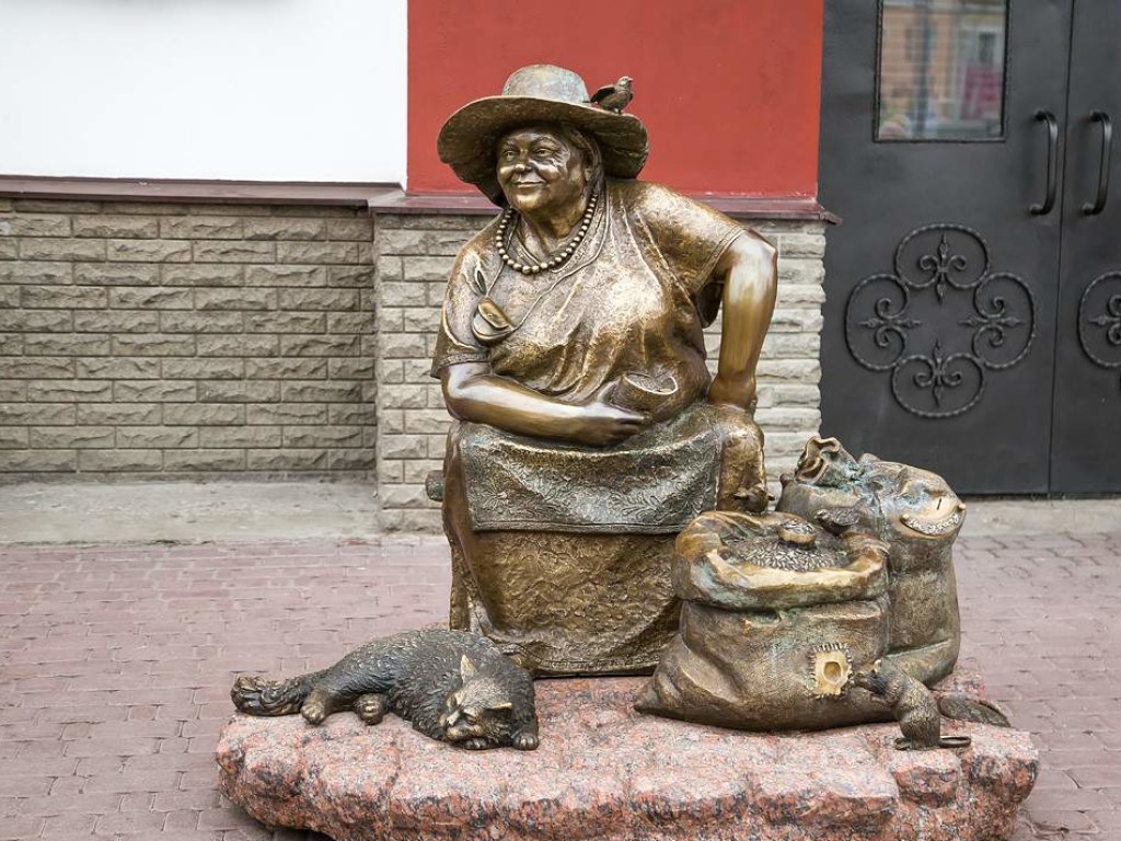 В Харькове появилась скульптура бабушки, торгующей семечками (ФОТО)