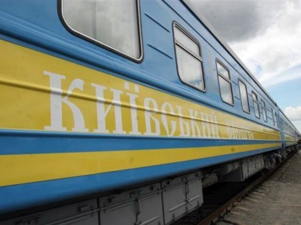 На Николаевщине на переезде поезд столкнулся со «Славутой»: два человека погибли