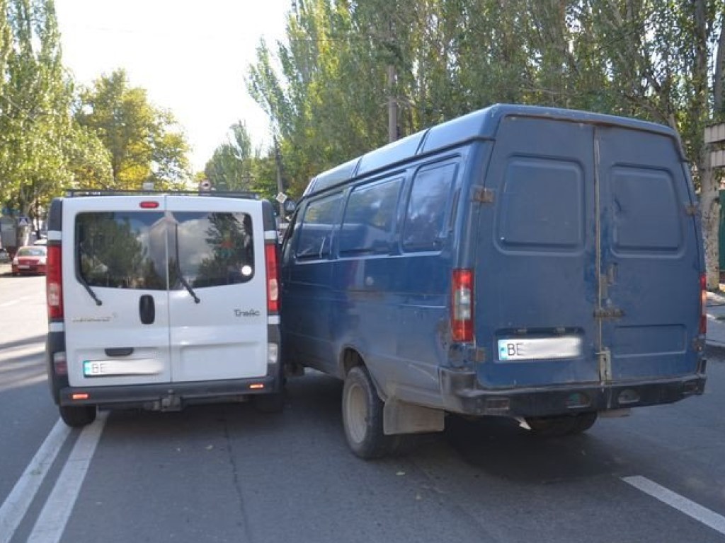 ДТП в Николаеве: дорогу не поделили «Рено» и «Газель» (ФОТО)