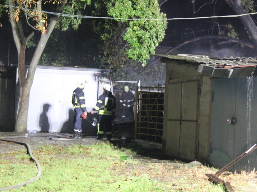 В Никополе пожар  во дворе многоквартирного дома тушили более четырех часов (ФОТО, ВИДЕО)
