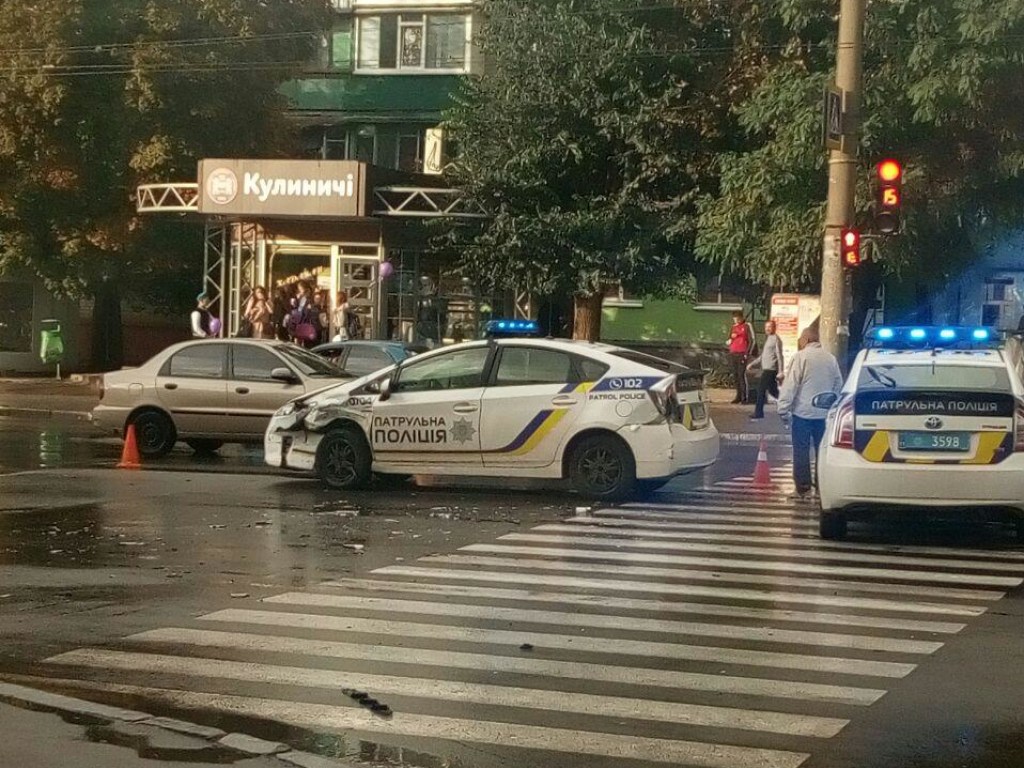 В Харькове машина патрульной полиции попала в ДТП, пострадал инспектор (ФОТО)