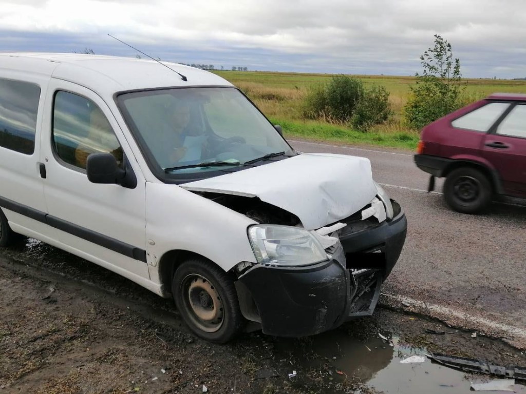 На трассе в Ровенской области произошло тройное ДТП: две машины вылетели в кювет (ФОТО)