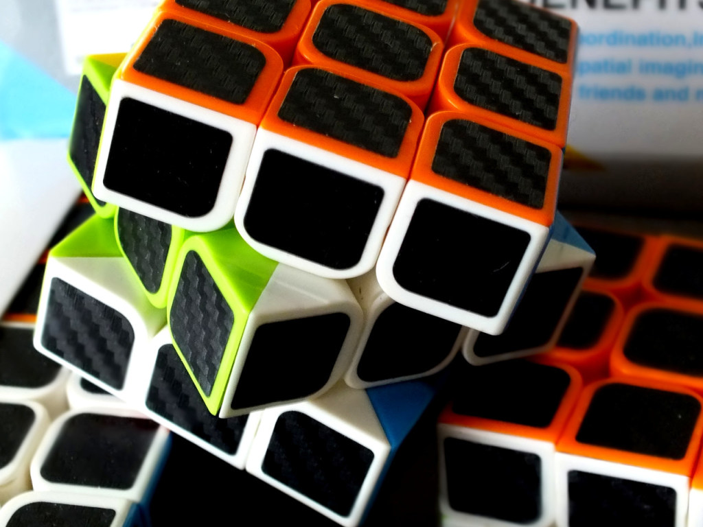 Японец создал кубик Рубика, который собирает себя сам (ВИДЕО)