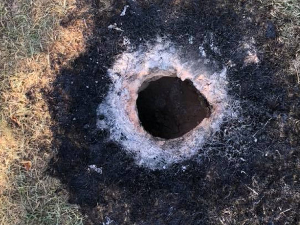На газоне в США обнаружили загадочную горящую дыру (ФОТО, ВИДЕО)