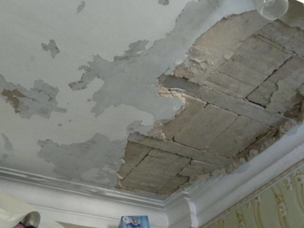 В Днепре в жилой комнате студенческого общежития обвалился потолок (ФОТО)