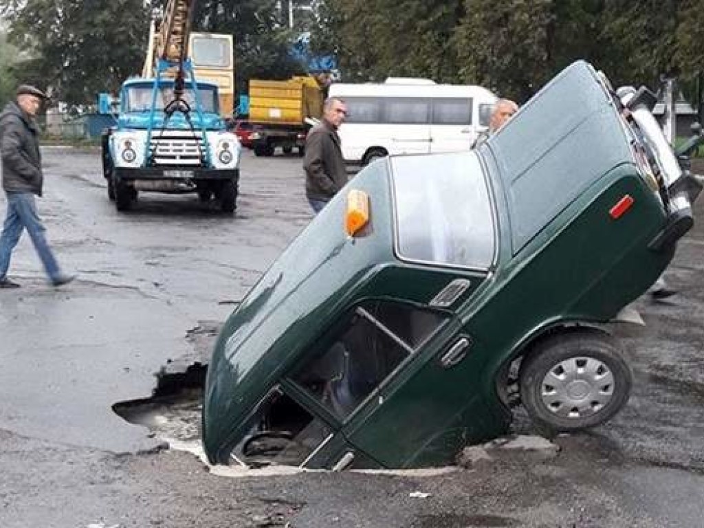 В Киевской области легковушка провалилась в яму