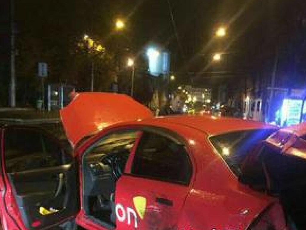 В Харькове такси протаранило витрину магазина (ФОТО) 
