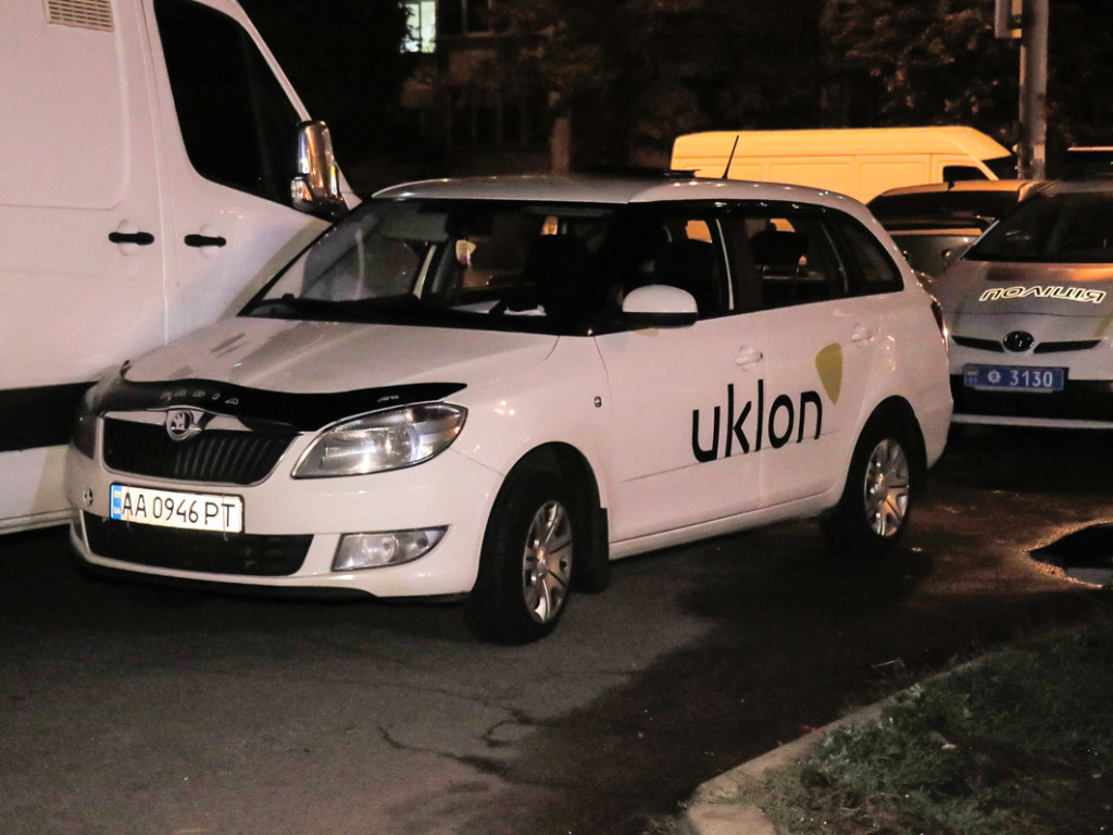 Плевался в полицейских: в Киеве произошло ДТП с пьяным таксистом (ФОТО, ВИДЕО)