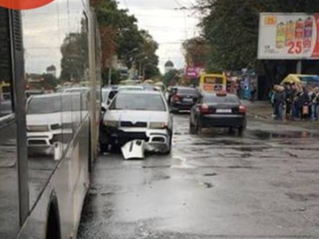 В Киеве иномарка врезалась в троллейбус (ФОТО)