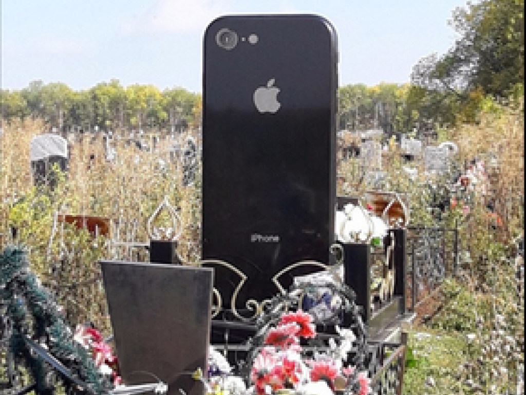 На могиле россиянки вместо типичного памятника установили iPhone