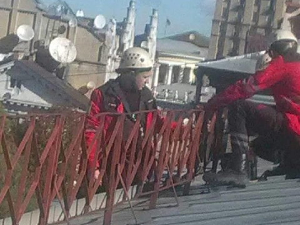 В престижной гимназии Киева произошло ЧП на крыше (ФОТО)