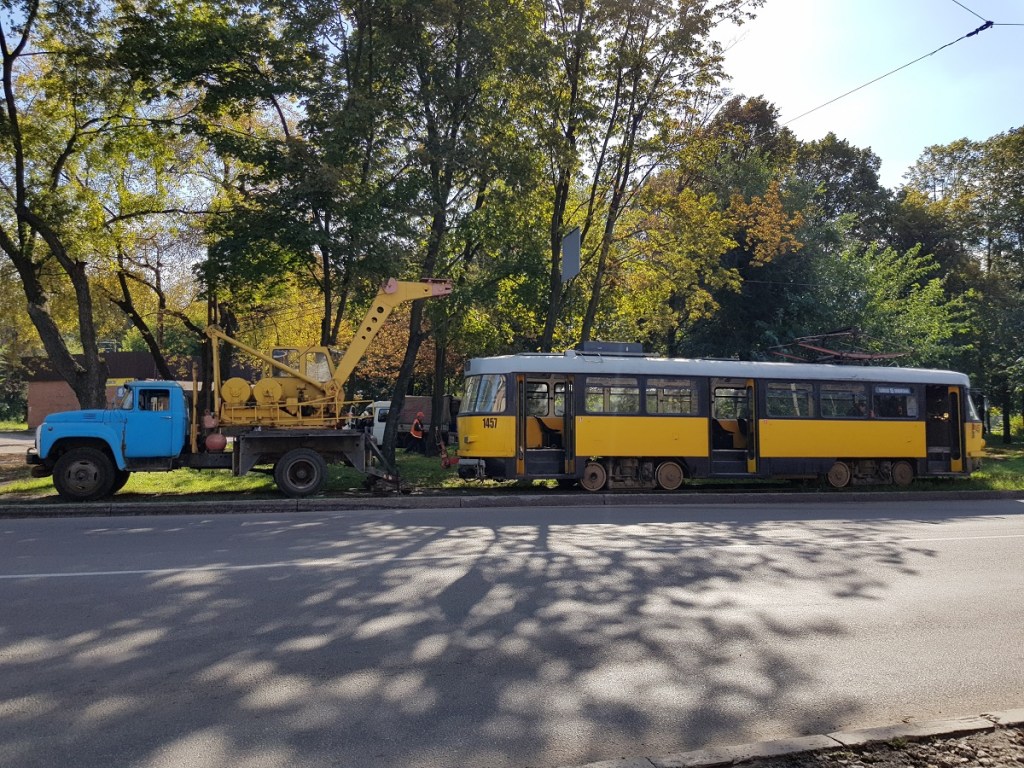 В Днепре трамвай сошел с рельсов: движение электротранспорта парализовано (ФОТО)