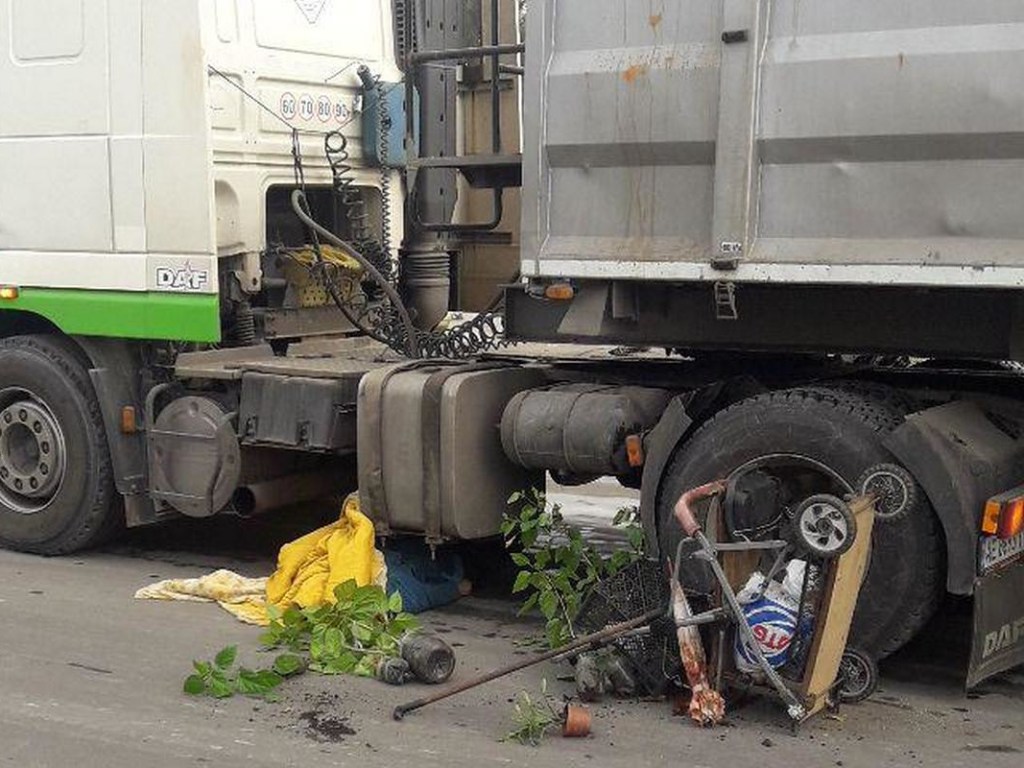 Смертельная авария в Днепре: Пожилая цветочница угодила под колеса грузовика (ФОТО)