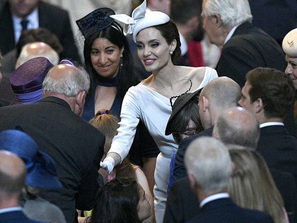 Анджелина Джоли примерила старомодный наряд и преобразилась (ФОТО)