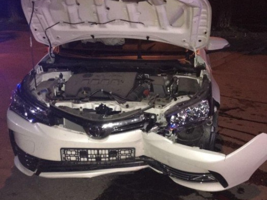 Пьяная девушка за рулем Toyota протаранила столб в Николаеве (ФОТО)