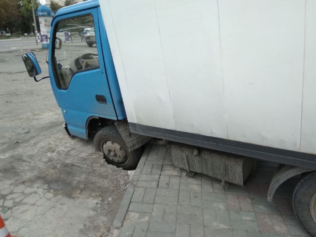 В Кременчуге грузовик провалился в асфальт