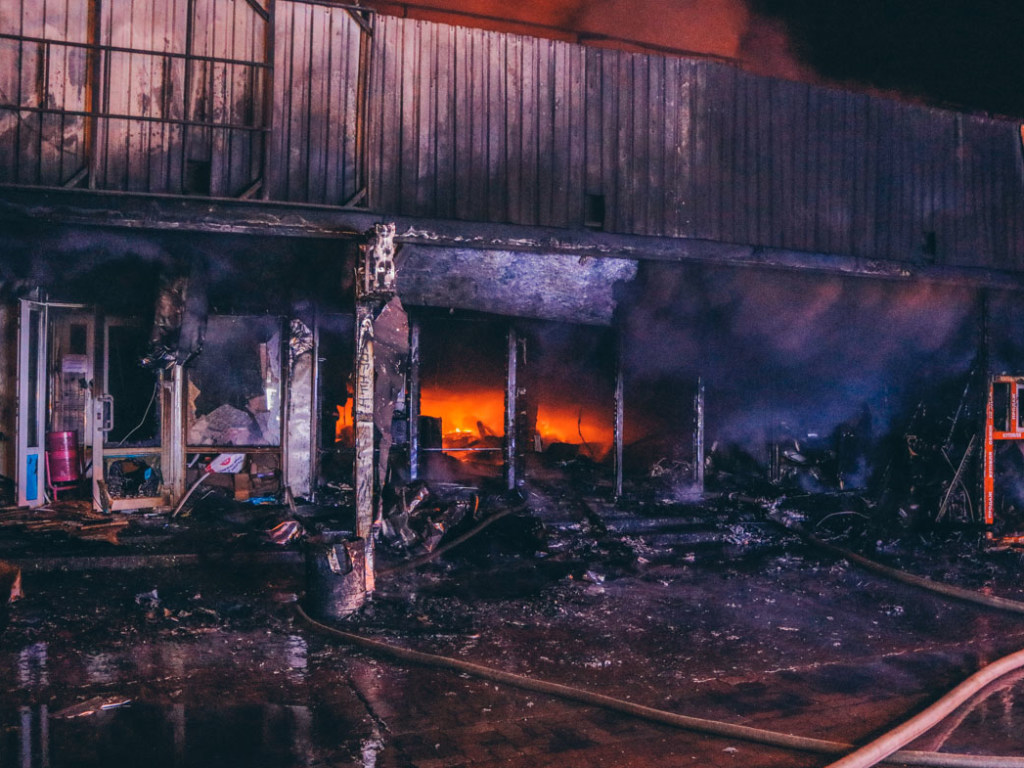 В Киеве ночью горел «Минский» рынок (ФОТО, ВИДЕО)