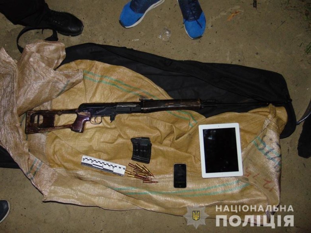 В Дарницком районе Киева у местного жителя изъяли автомат, пистолет и патроны (ФОТО)