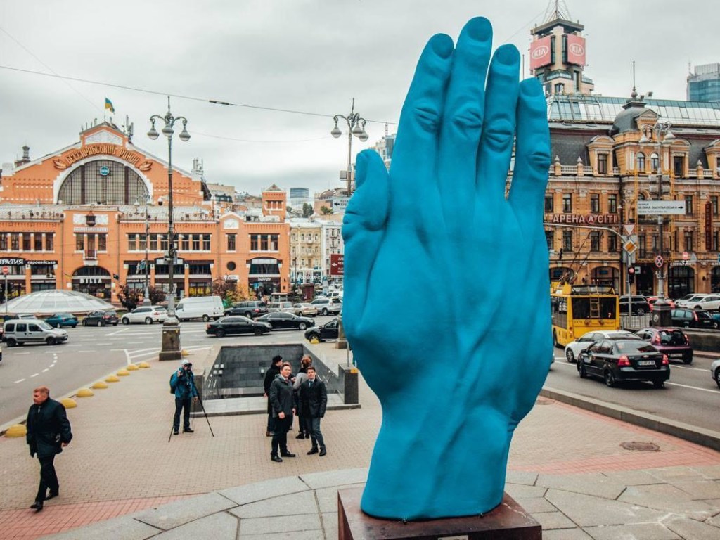 В центре Киева вместо памятника Ленину установили синюю руку (ФОТО)