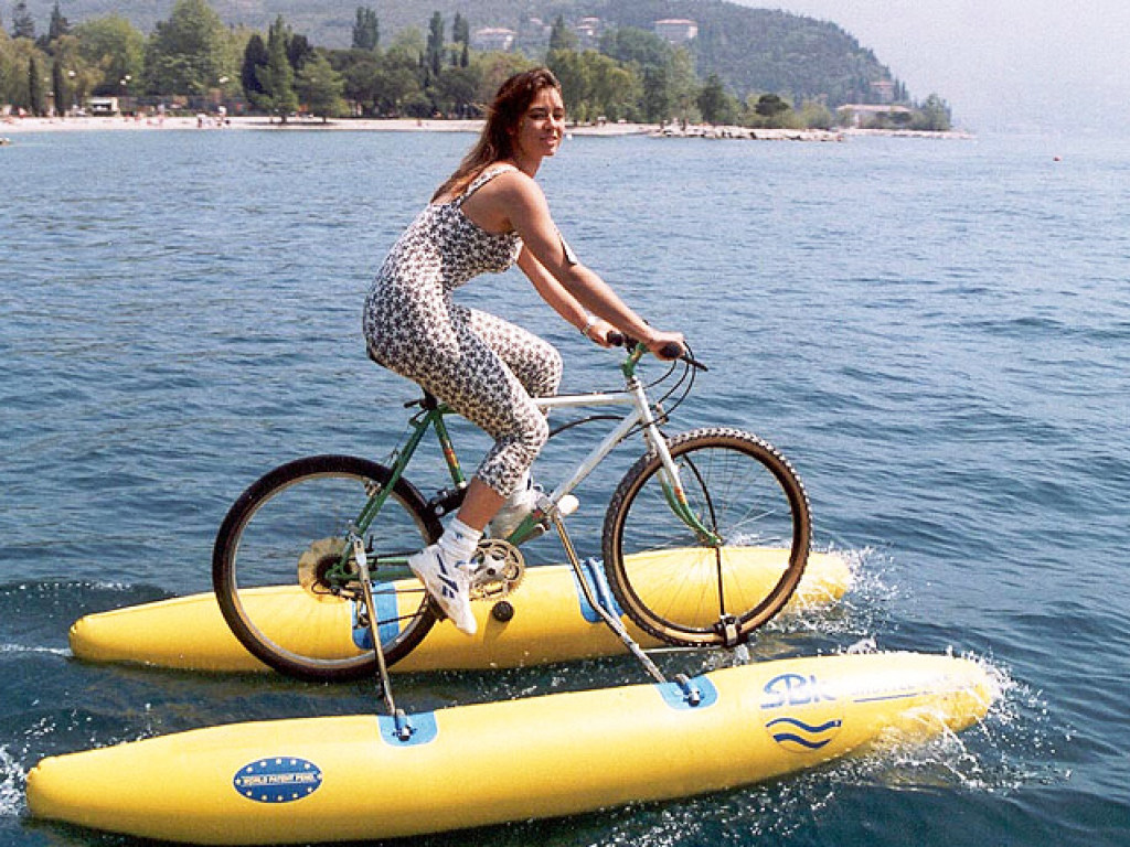Изобрели плавающий велосипед: может ехать по асфальту или рассекать по воде (ФОТО)