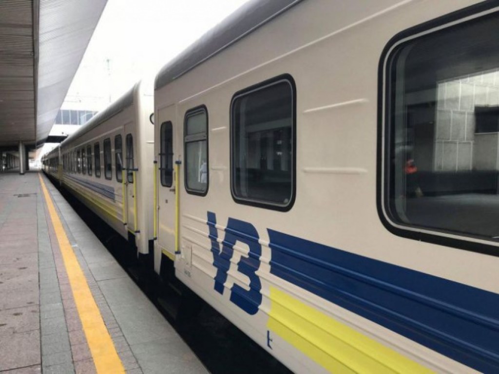 Цвет белой устрицы: В Киеве показали поезд «четырех столиц» (ФОТО)