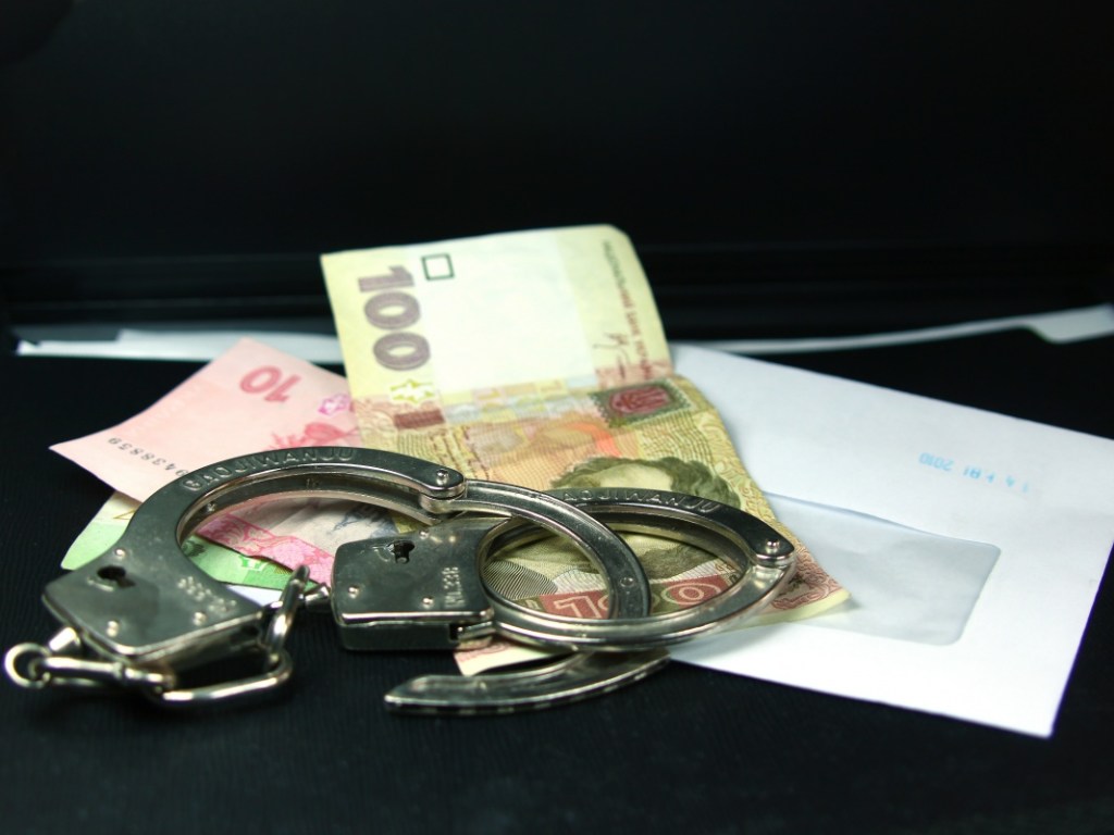 Полицейский «погорел» на взятке в 14 тысяч гривен