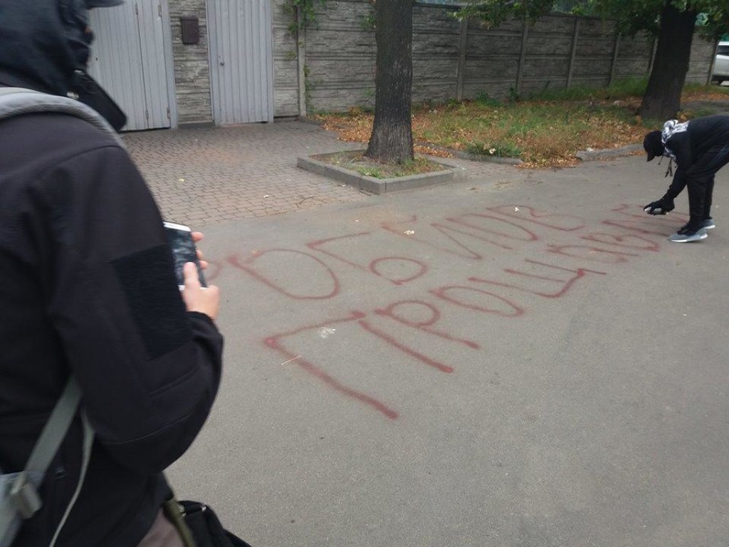 Спущенные шины и отпавшие номера: в Киеве авто российских дипломатов облили фекалиями (ФОТО)