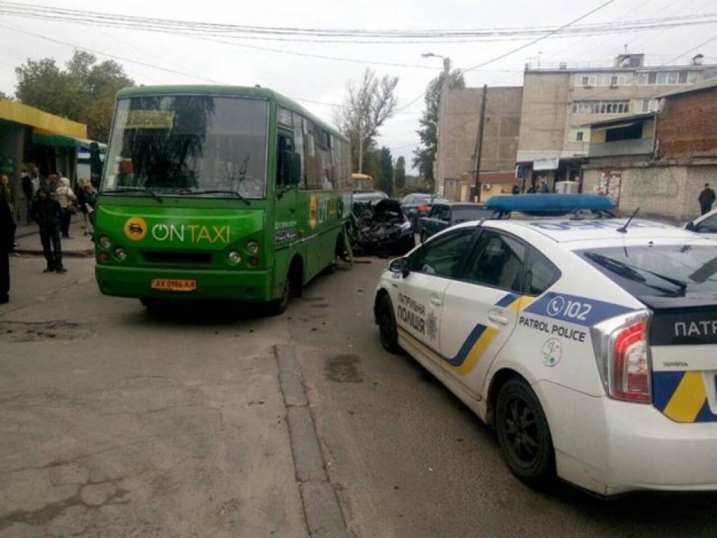 Переполненная маршрутка попала в ДТП в Харькове, есть пострадавшие (ФОТО, ВИДЕО)