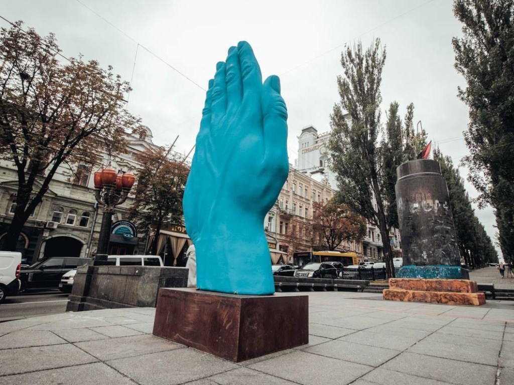 Реально, рука Кремля: соцсети высмеяли новый  памятник на столичной Бессарабке (ФОТО)