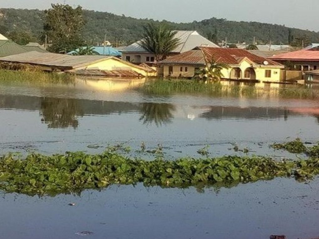 Число жертв наводнения в Нигерии достигло уже почти 200 человек