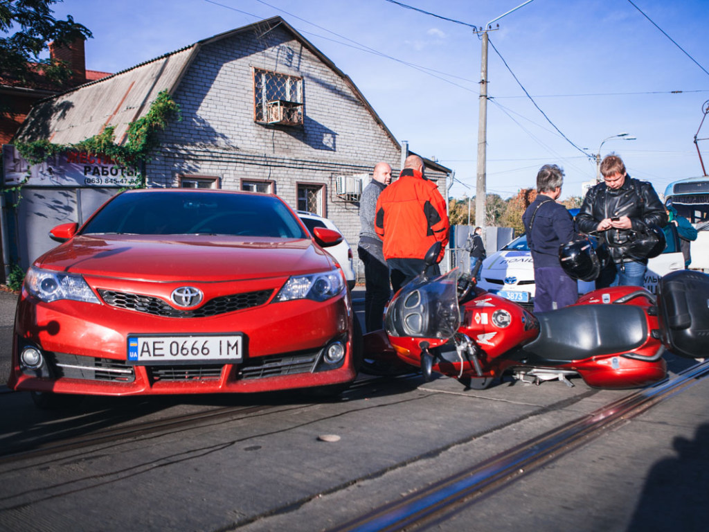В Днепре столкнулись Toyota и мотоцикл Honda (ФОТО, ВИДЕО)