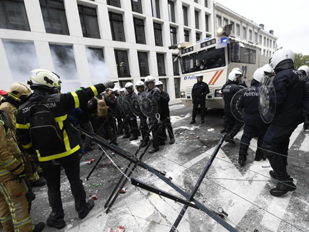 В Брюсселе митинговали против изменения системы больничных: полиция применила водометы и газ (ФОТО)