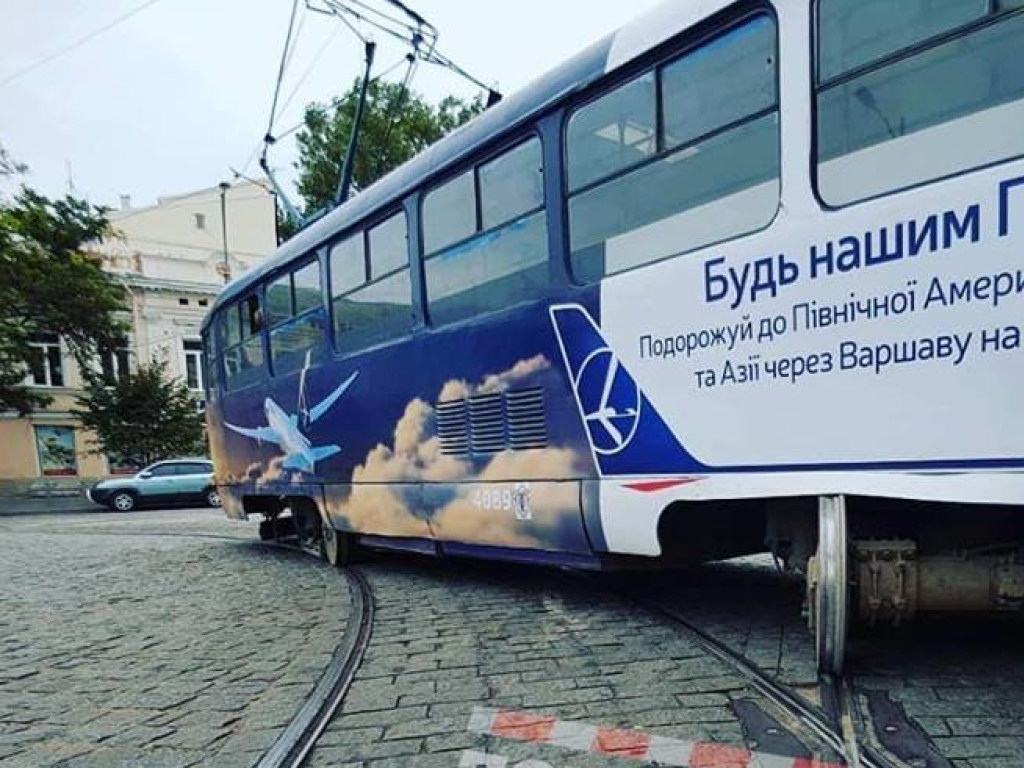 В Одессе трамвай занесло: транспорт перекрыл две ветки колеи