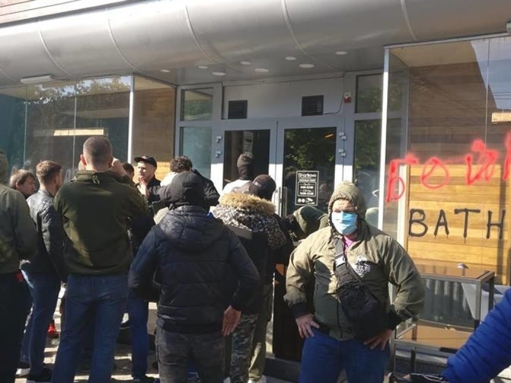 Радикалы забросали дымовыми шашками кафе в центре Житомира (ФОТО)