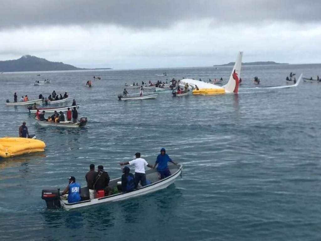 В Микронезии пассажирский авиалайнер  с пассажирами плюхнулся на воду (ФОТО)