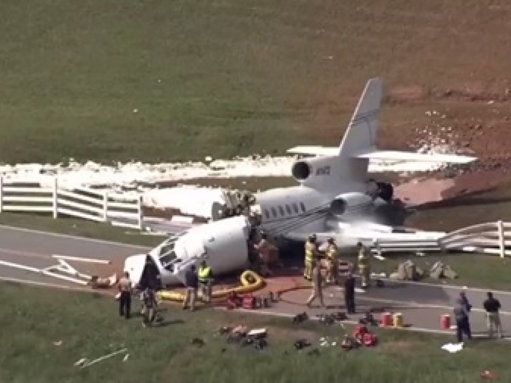 В США при посадке развалился реактивный самолет, два человека погибли