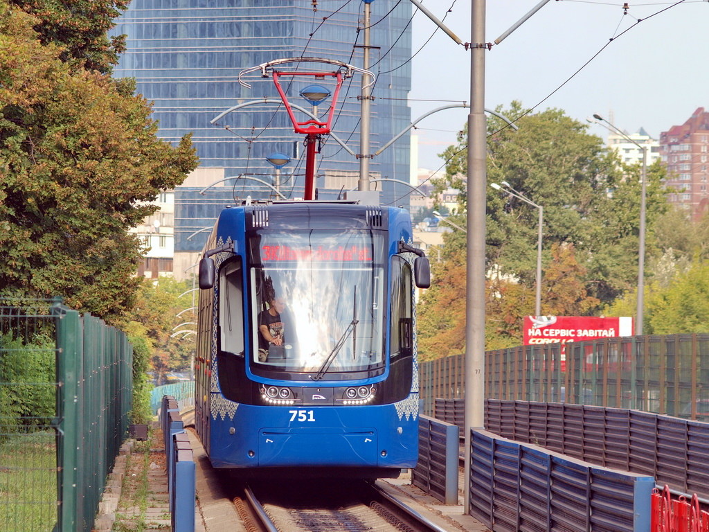 В «Киевпасстрансе» объяснили ситуацию с задержкой скоростных трамваев