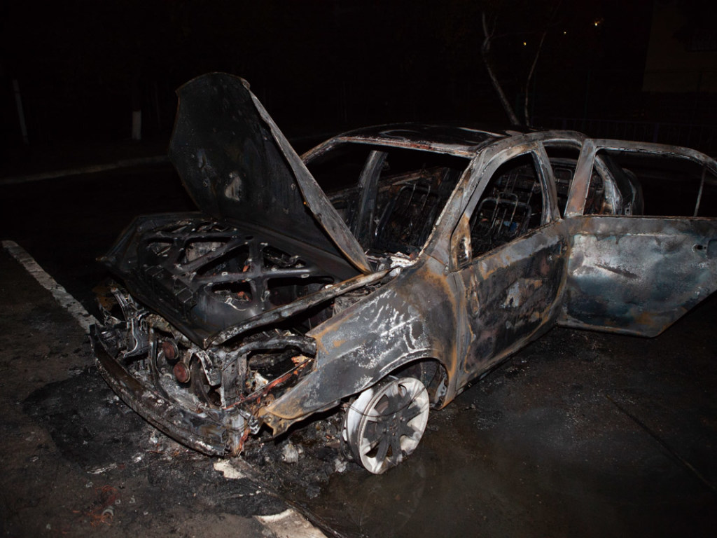 В Днепре возле детской площадки сгорел автомобиль (ФОТО)