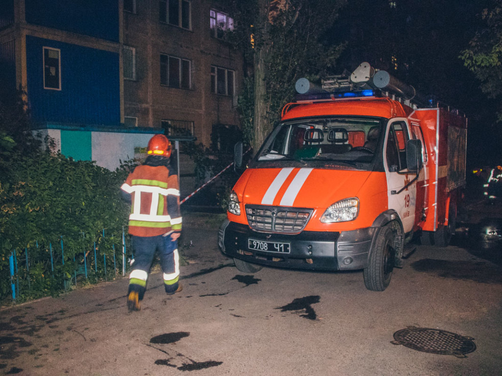 В Киеве произошел серьезный пожар: два человека заживо сгорели в квартире (ФОТО, ВИДЕО)