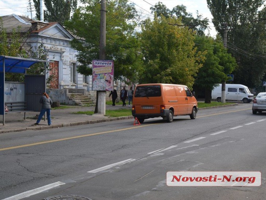 В центре Николаева микроавтобус у остановки сбил пассажирку троллейбуса (ФОТО)