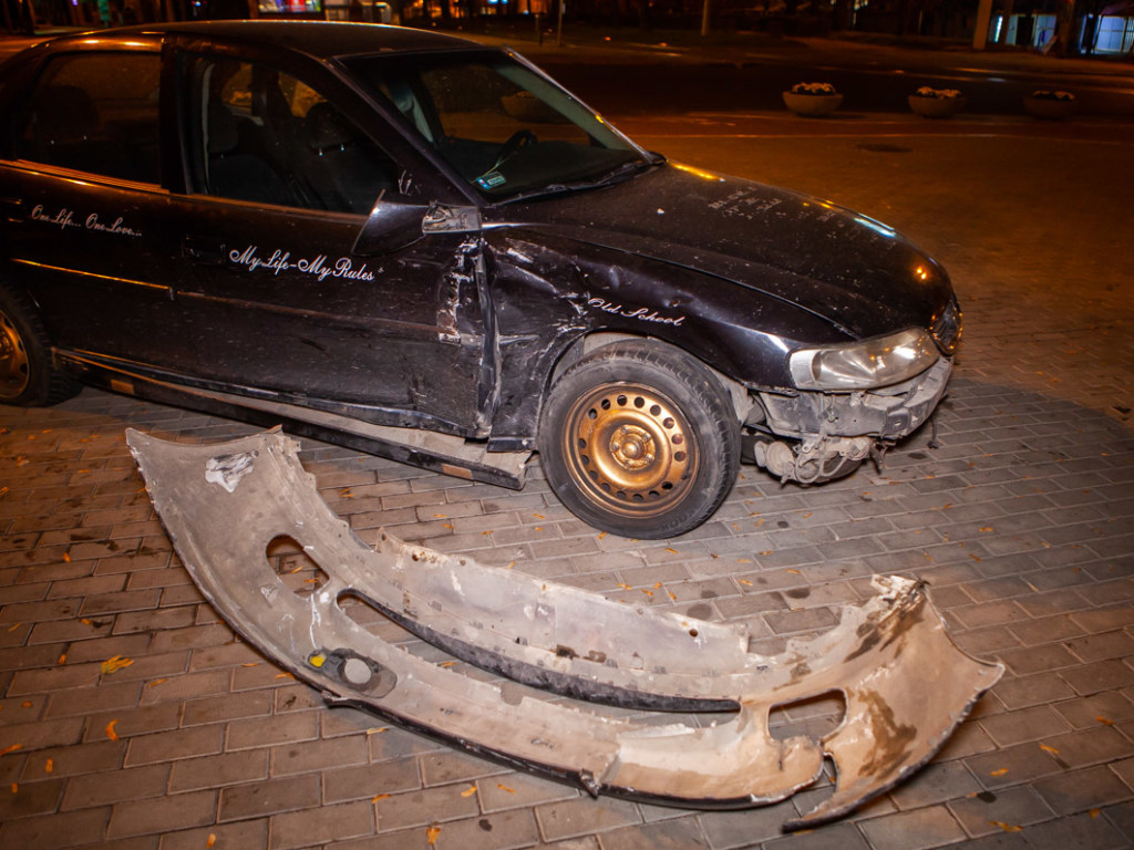 В Днепре Opel от столкновения с Daewoo откинуло на центральную аллею (ФОТО, ВИДЕО)
