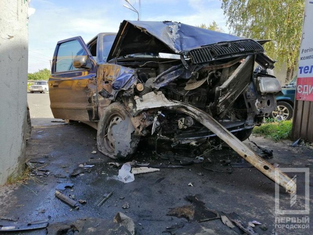 Обгон не удался: в центре Кривого Рога водитель Skoda врезался в минивэн (ФОТО)