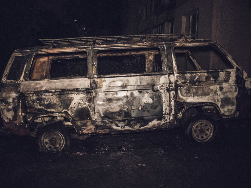 На левом берегу Киева микроавтобус Volksvagen сгорел дотла (ФОТО, ВИДЕО)