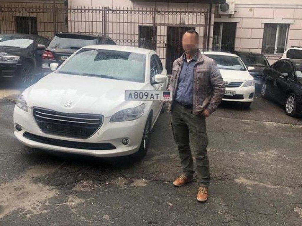 «ДНРбляха»: сотрудники СБУ остановили в Киеве авто с необычной «регистрацией» (ФОТО)