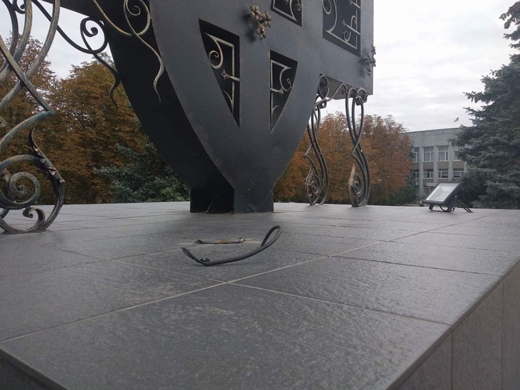 В райцентре Херсонской области повредили памятник тризубу (ФОТО) 